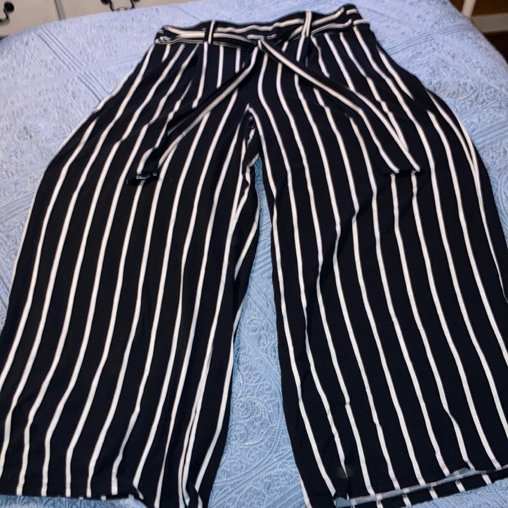 Woman’s black and white capri pant. Double Take, size L